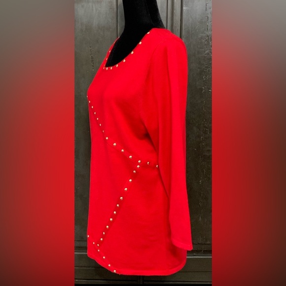 Questions Red oversized sweater with gold stones design. M - Picture 2 of 9